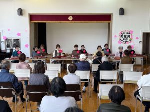 お花見ミニコンサート 三間町内の方々を中心に楽器の演奏やダンスを披露。そして、園庭に咲く桜も見て楽しんでいただくコンサートです。