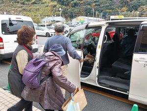 清満　くらサポきよみつ買い物行こカー 　「自分の目で見て商品を選ぶ楽しみ」をお手伝いするため、定期的に開催されるイベントです。みんなで一緒に車に乗り、市内の大型スーパーへとお買い物ツアーを行います。