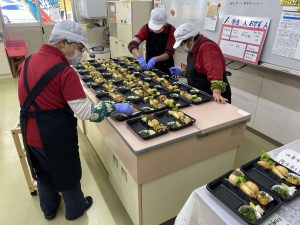 見守り配食 仲良しグループの主婦たちが集い、島の高齢者に美味しいものを届けたいと、見守りを兼ねてお弁当を作って配達しています。