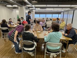ふらっと桜まち　茶話会風景 毎月第１月曜日にフジ宇和島桜町店にて開催中。地域の方と協力しながら、気軽に集って交流ができる機会づくりを行っています。