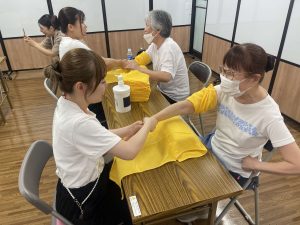 ふらっと桜まち　ハンドマッサージ体験 地元の美容学校から寄せられた相談をもとに、社会福祉協議会の福祉学習とコラボ企画を実施。学生さんによるハンドマッサージ体験は参加者から好評でした。