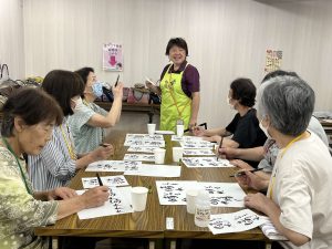 生き活き教室　伝筆講座 介護予防の取り組みのひとつとして、毎週木曜日に生き活き教室を開催しています。元気づくりのためのガイヤ体操に加え、通うことが楽しみになるような講座を行っています。
