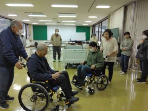 岩松 家族介護予防教室の開催 　もしも家族や身近な方に介護が必要になったら。その時に役立つ介護の基本知識を楽しみながら学べる講座を岩松地区の方と開催しました。