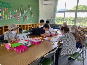 折り紙教室 季節の折り紙を折り、ゆったりとおしゃべりをしながら楽しい時間を過ごしています。