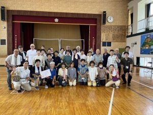 九島ボッチャクラブ 月に2回体育館で練習しています。元々は島の高齢男性を外に引き出すために始めたボッチャですが、今は男女ともにボッチャ人口が増え、子ども達も巻き込んだ多世代交流の場となっています。