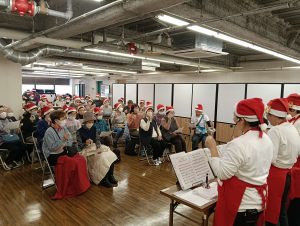 ふらっと桜まち　クリスマスコンサート １２月にはオカリナとハンドベルによるクリスマスコンサートを開催。大勢の方にご参加いただき、楽しい企画となりました。
